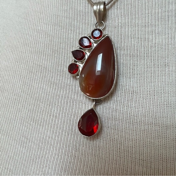 Silver plated/silver red stone pendant on a sterling silver chain - Picture 2 of 16